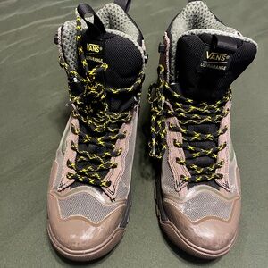 Vans UltraRange High-Top in Brown and Black